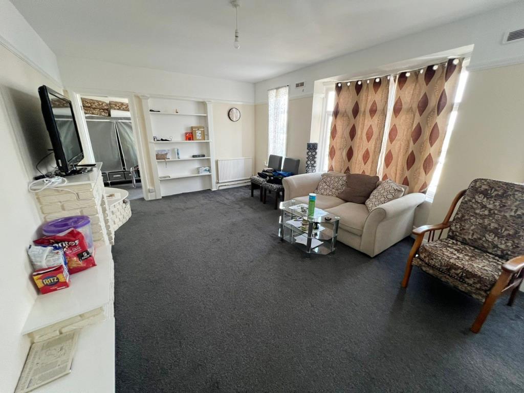 Lot: 119 - MIXED COMMERCIAL AND RESIDENTIAL INVESTMENT PROPERTY - Living Room and Bedroom 3 in flat 83B